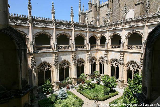 Vista interna claustro jardim do primeiro andar, Mosteiro de São João dos Reis, Toledo - Espanha