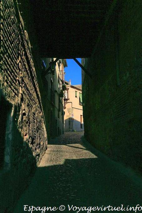Madeira escura passagem abobadada, Calle Colegio Doncellas, Toledo - Espanha