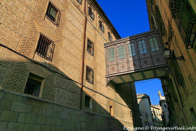 Toledo, cruzando suspensa em Calle Colegio Doncellas - Espanha