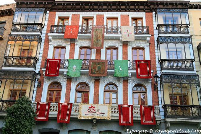 Preparações festivos em uma fachada, Plaza Zocodover, Toledo - Espanha