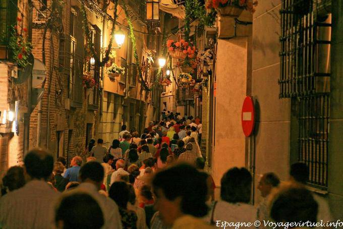 Multidão na procissão noite de rua em Toledo - Espanha