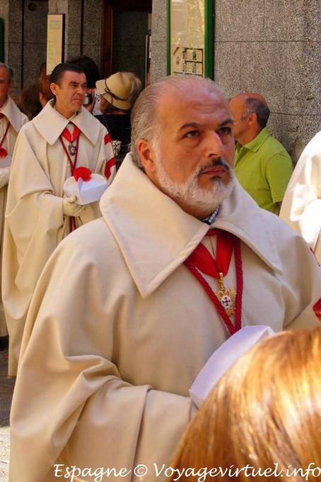 Irmandade membros procissão em Toledo - Espanha