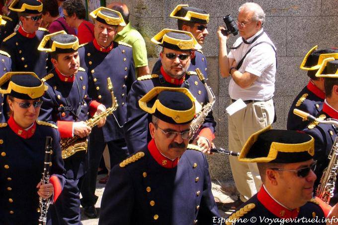 Procissão de músicos procissão em Toledo - Espanha