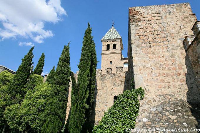 Ao pé das paredes, Puerta Nueva de Bisagra, Toledo - Espanha