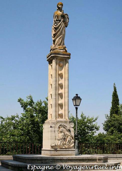 Coluna em branco, Plaza San Juan de los Reyes, Toledo Judiaria - Espanha