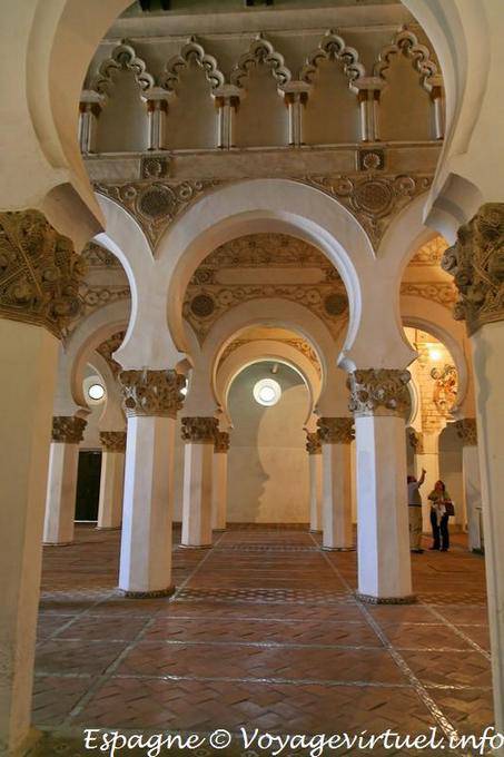 Três das cinco naves de mudéjar edifício Sinagoga de Santa Maria la Blanca, Toledo - Espanha