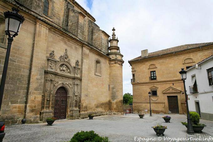 Úbeda, porta lateral da Capela Hospital Los Viejos Hondaros - Espanha
