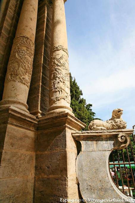 Valencia Cathedral, detalhe das colunas do portão de Palau - Espanha