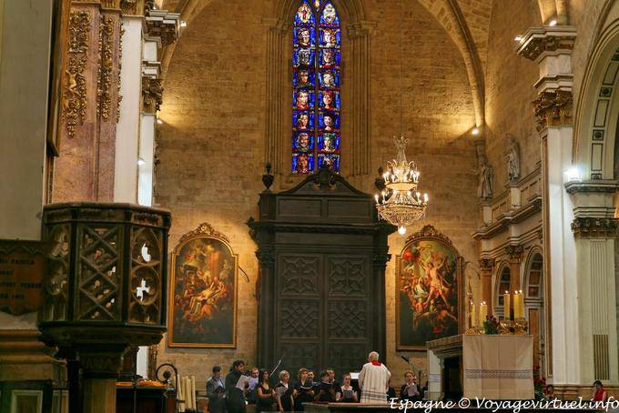 Valencia Catedral de Sainte-Marie, músicas e janelas - Espanha