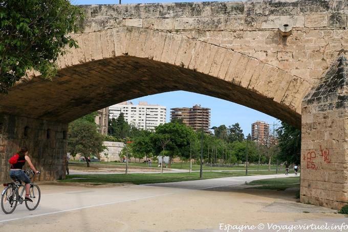Valencia, Puente de la Trinidad, Jardin del Rio Turia - Espanha