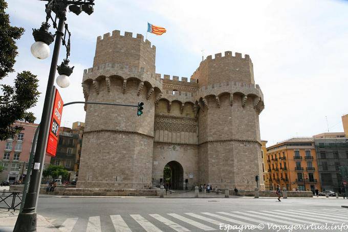 Valencia, vista exterior do Torres de Serranos - Espanha