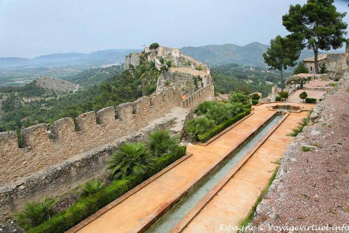 Vista em muralhas do castelo e menor, Xativa - Espanha