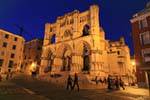 Cuenca, Plaza Mayor por noite, Espanha.