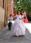 Toledo menina no vestido branco, Espanha.