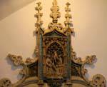 Alabastro policroma com reina Isabel no hábito franciscano orando Cristo crucificado, com suas três filhas, Monasterio San Juan de los Reyes, Toledo, Espanha.