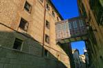 Toledo, cruzando suspensa em Calle Colegio Doncellas, Espanha.