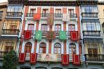 Preparações festivos em uma fachada, Plaza Zocodover, Toledo, Espanha.