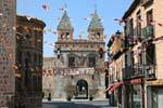 Vista do interior das muralhas, Puerta Nueva de Bisagra, Toledo, Espanha.