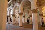 Pilares que sustentam arcos de ferradura Sinagoga de Santa Maria la Blanca, Toledo, Espanha.