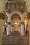 Três das cinco naves de mudéjar edifício Sinagoga de Santa Maria la Blanca, Toledo, Espanha.