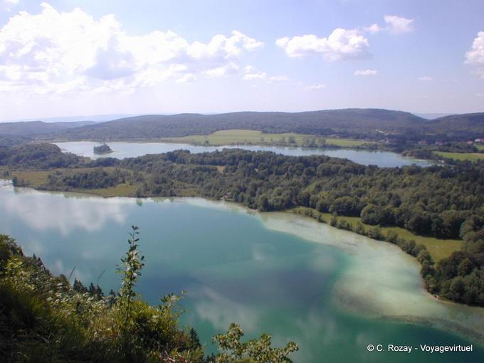 Vista panorâmica do lago e do Grand Maclu Ilay, Jura - Franche-Comté, França