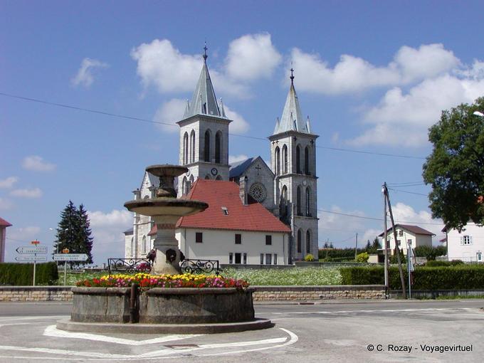 Fonte na praça em frente à Igreja de Boujailles, Franche-Comté, França