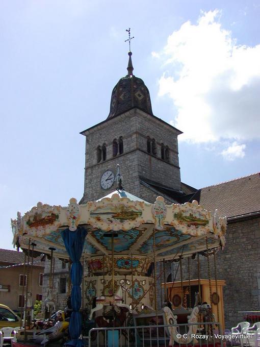 Torre sineira e carrossel em Clairvaux-les-Lacs, Franche-Comté, França