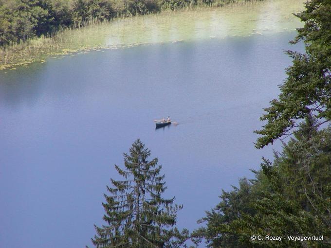 Barco no lago de Grand Maclu, Jura, Franche-Comté, França