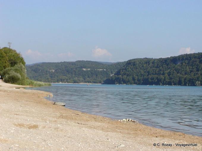 Uma das praias do Lago de Chalain, Jura, França