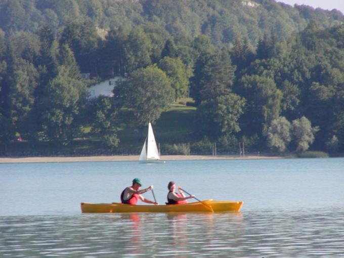 Um remo no Lago Chalain, Jura, França