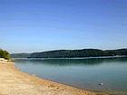 Outro ponto de vista do Lago de Chalain, Jura, França.