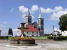 Fonte na praça em frente à Igreja de Boujailles, Franche-Comté, França.