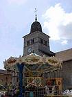 Torre sineira e carrossel em Clairvaux-les-Lacs, Franche-Comté, França.
