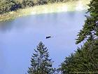 Barco no lago de Grand Maclu, Jura, Franche-Comté, França.