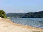 Uma das praias do Lago de Chalain, Jura, França.