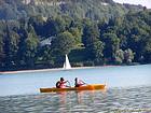 Um remo no Lago Chalain, Jura, França.