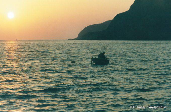 Pescador no por do sol, ilha de Anafi - Grécia