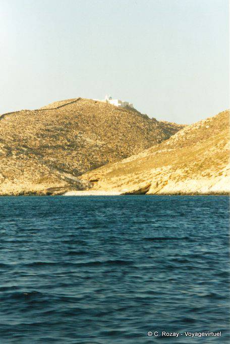 Montanha mar azul-turquesa das Cíclades desenrolada, Anafi - Grécia