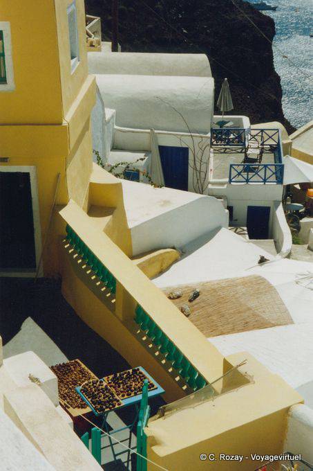 Casas agarrados para o precipício, Oia, Santorini - Grécia
