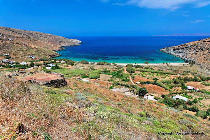 Serifos, a baía e da praia Sikamia - Grécia