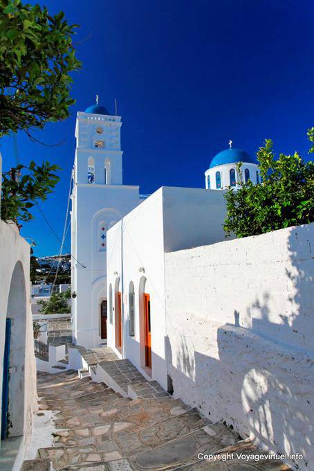 Sifnos, Apollonia, Agios Spiridon, a visão da igreja da rua - Grécia