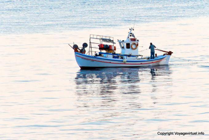 Sifnos, Chryssopigi, barco de pesca - Grécia