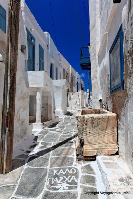Sifnos, Kastro, tumba antiga em um beco - Grécia