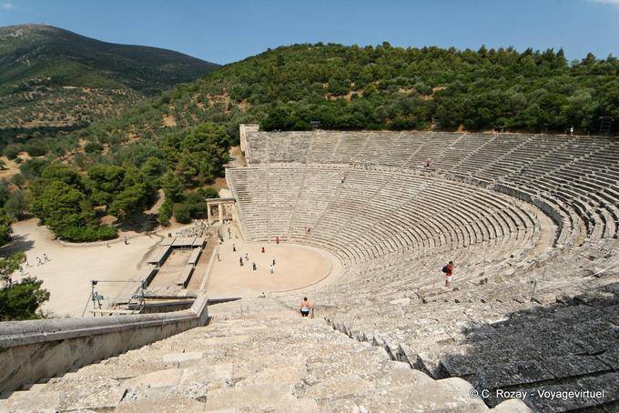 O Teatro do Santuário de Asclépio, visto a partir do lado direito, Epidaurus - Grécia