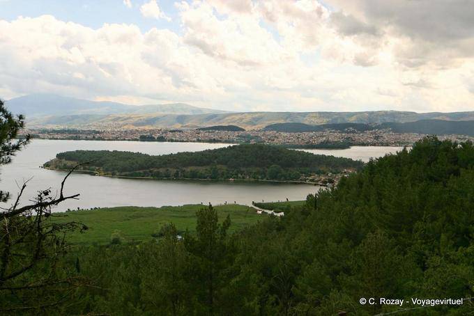 Pequena ilha de Kyra Frosyni, Ioannina - Grécia