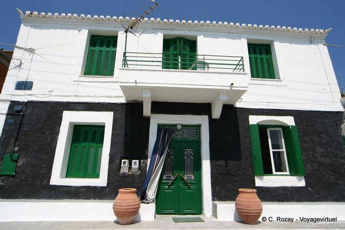 Black and green house, Poros - Grécia