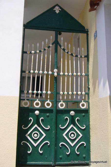 Green Door e ferro branco, Poros - Grécia
