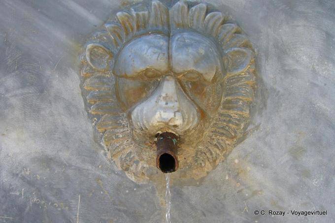 Detalhe da fonte para o mosteiro Pigi Zoodochou, Poros - Grécia