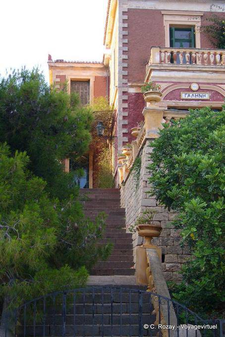Escadas a típica casa rosa neoclássico Poros - Grécia