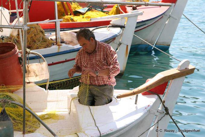 Emendam redes Pescador, Poros - Grécia